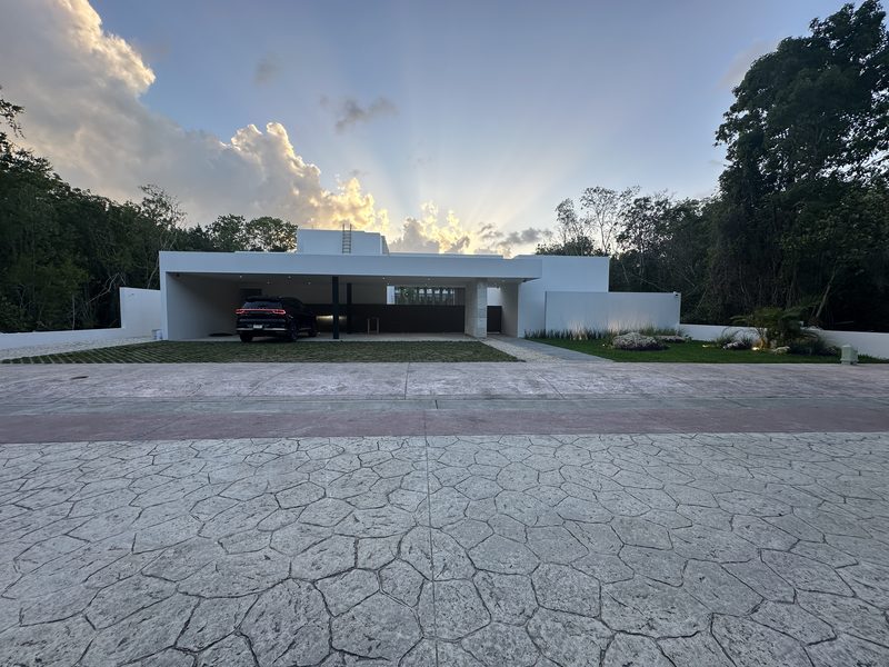 Residencia de Lujo sobre Terreno de 1,200 m² | Lagos del Sol