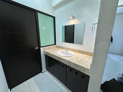 Amplio Departamento en Venta en Cancún Centro 2 Recámaras con 2 Estacionamientos Techados y Alberca, imagen 23