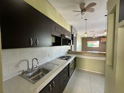Amplio Departamento en Venta en Cancún Centro 2 Recámaras con 2 Estacionamientos Techados y Alberca, imagen 13