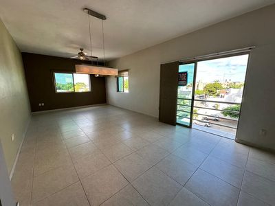 Amplio Departamento en Venta en Cancún Centro 2 Recámaras con 2 Estacionamientos Techados y Alberca, imagen 16
