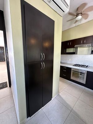 Amplio Departamento en Venta en Cancún Centro 2 Recámaras con 2 Estacionamientos Techados y Alberca, imagen 7