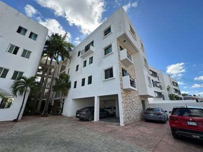 Amplio Departamento en Venta en Cancún Centro 2 Recámaras con 2 Estacionamientos Techados y Alberca, imagen 2