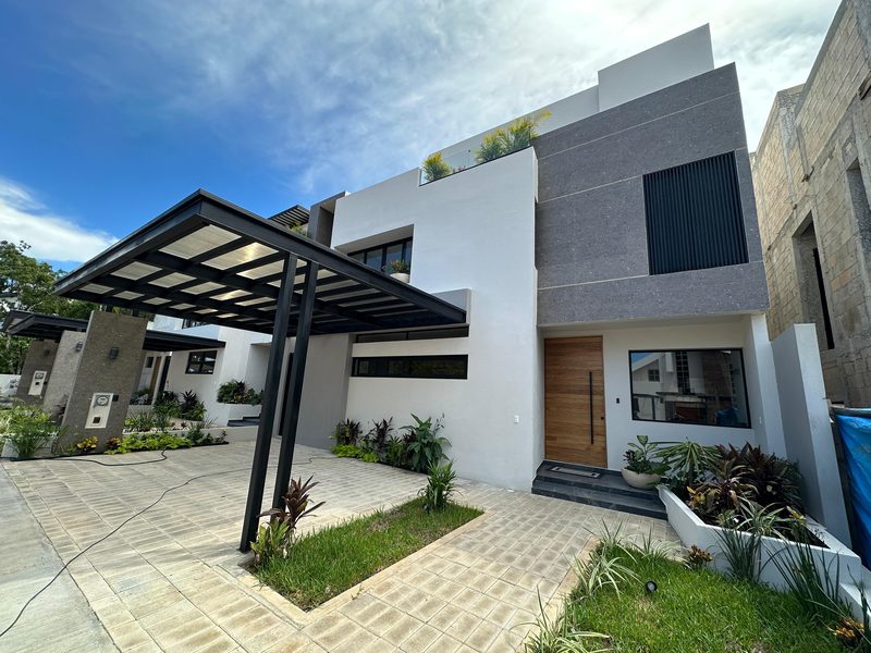Casa en Venta en Via Cumbres Cancún 3 niveles