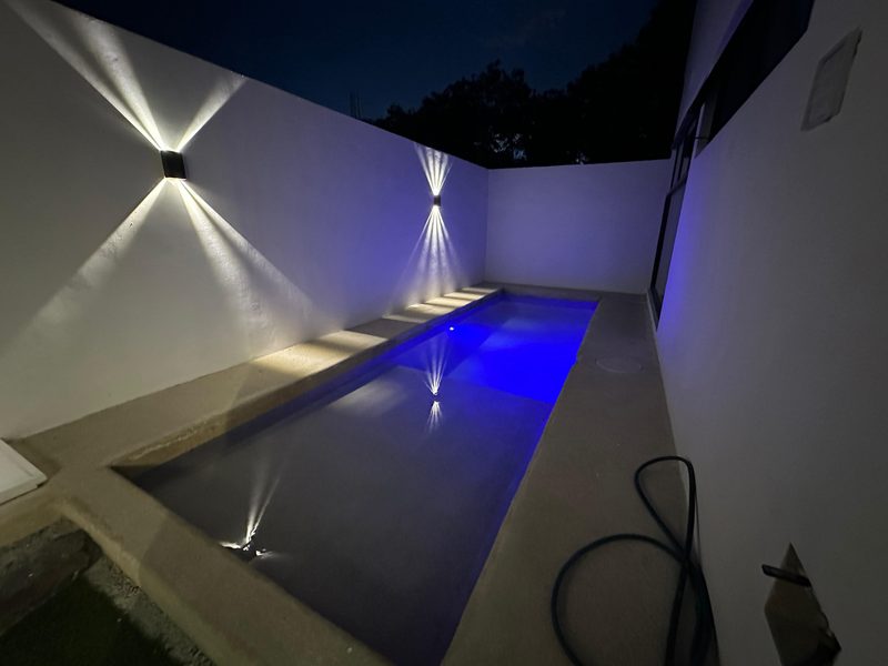 Casa en Venta en Cancún en Esquina con Alberca y Estacionamiento para 8 Autos