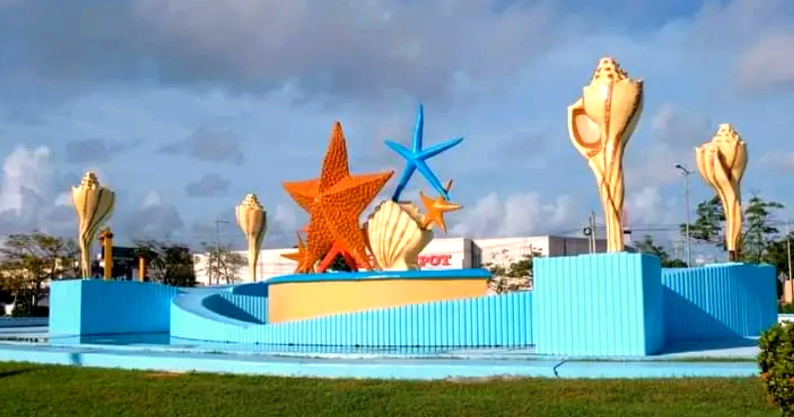 La fuente del Monumento Diálogo Norte Sur, conocida en Cancún como la Fuente del Ceviche: caracoles y estrellas de mar sobre una glorieta del centro.