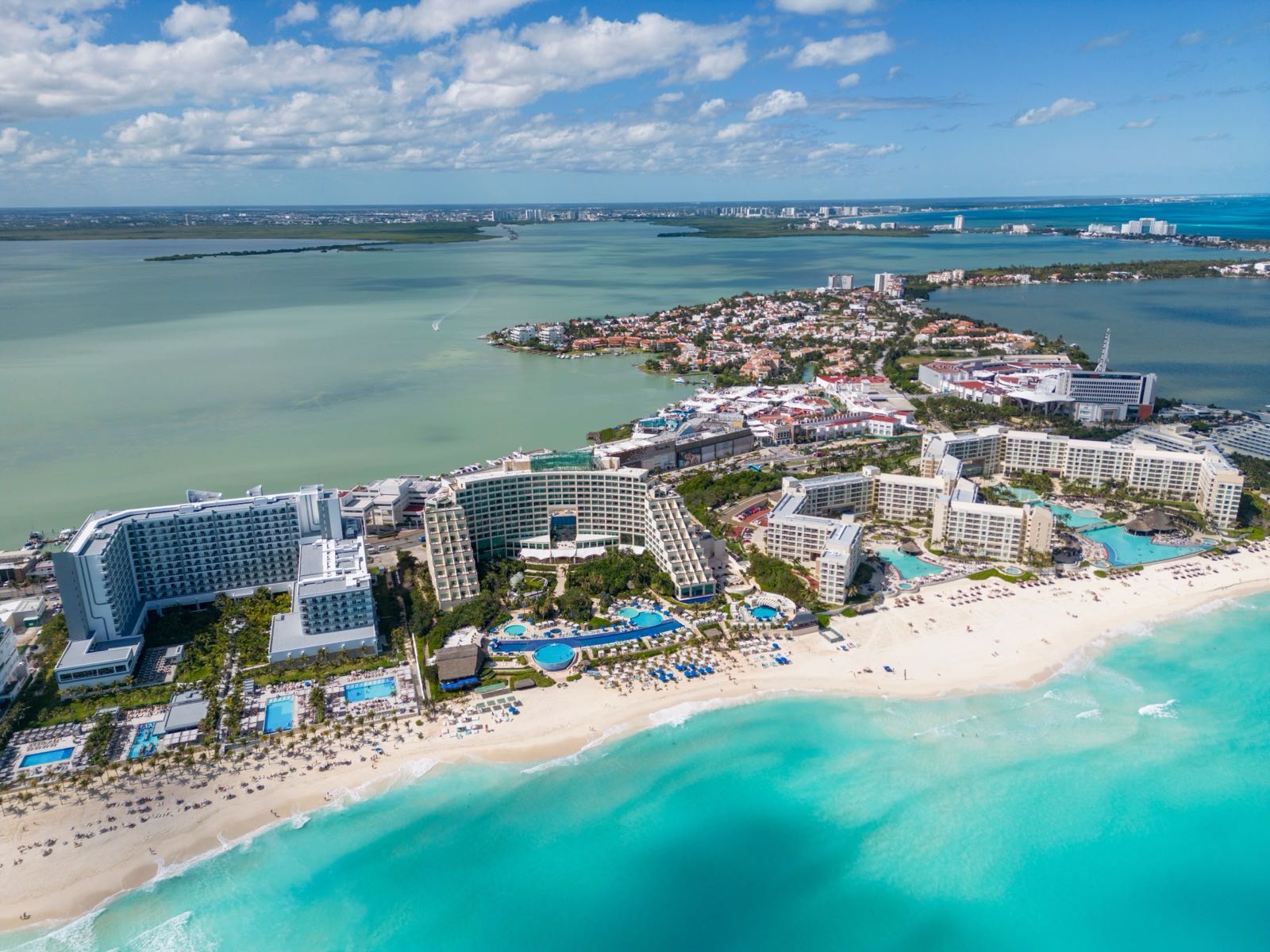 Vista aérea de la Zona Hotelera de Cancún: la franja de hoteles y condominios entre la playa de arena blanca del Caribe y la laguna Nichupté.