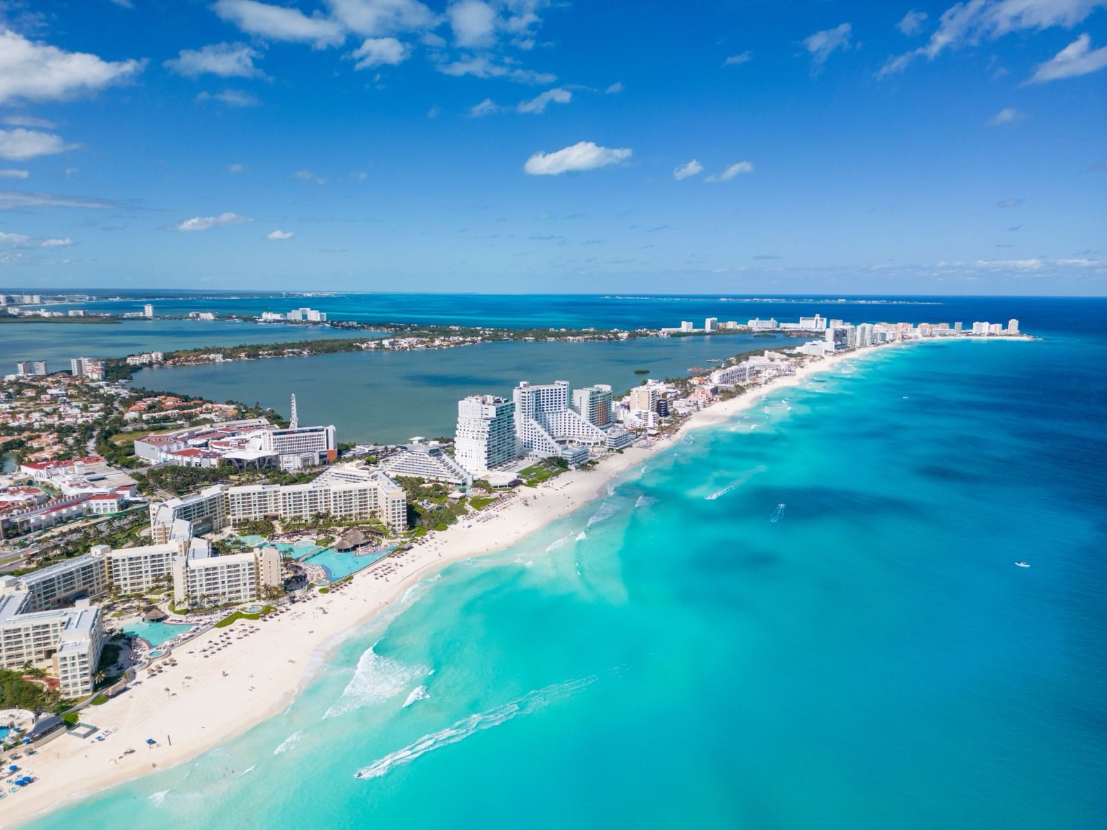 Vista aérea del Boulevard Kukulcán a lo largo de la barra: hoteles y condominios entre el mar Caribe y la laguna Nichupté.